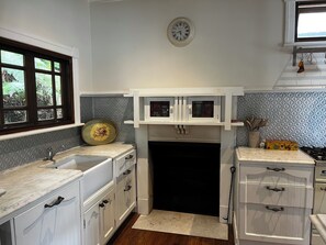 Private kitchen - Original water front Cottage , nature, romance, fishing, boating, relaxing (Cottage Point)