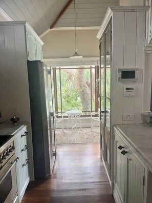 Private kitchen - Original water front Cottage , nature, romance, fishing, boating, relaxing (Cottage Point)