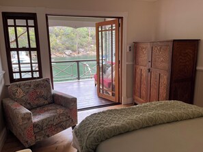 Room - Original water front Cottage , nature, romance, fishing, boating, relaxing (Cottage Point)