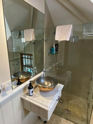 Shower, hair dryer, towels, soap - Original water front Cottage , nature, romance, fishing, boating, relaxing (Cottage Point)