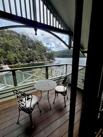 Outdoor dining. Original water front Cottage , nature, romance, fishing, boating, relaxing