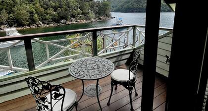 Original water front Cottage , nature, romance, fishing, boating, relaxing