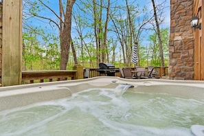 Outdoor spa tub - Dakota Cabin • Hot Tub Retreat Near Thunder Ridge • Sleeps 6 (Ridgedale)
