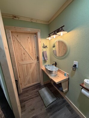 Bathroom - The Cabin in Tribune (Tribune)