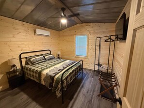 Room - The Cabin in Tribune (Tribune)