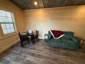 Living area - The Cabin in Tribune (Tribune)