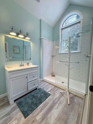 Shower, hair dryer, towels - 12MV Townhome in historic Maplewood Village; pool, hot tub, gym (Bethlehem)