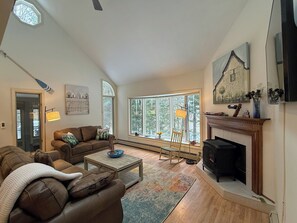 Smart TV, fireplace - 12MV Townhome in historic Maplewood Village; pool, hot tub, gym (Bethlehem)