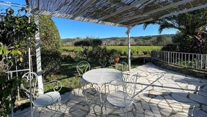 Outdoor dining - Authenticité au Cœur des Vignes appt T2  Domaine la Rouillère à Ramatuelle (RAMATUELLE)