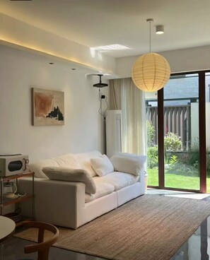 Classic Townhome, Garden View | Living area