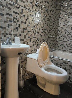 Hair dryer, towels, soap, shampoo - 3-bedroom apartment, near Miraflores, San Borja and Surco (Surquillo)