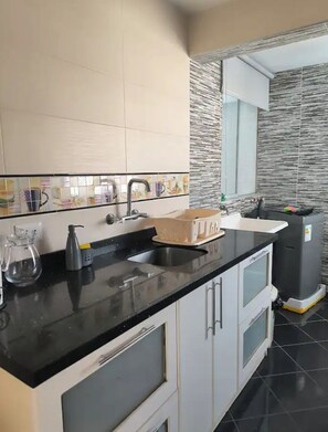 Microwave, oven, coffee/tea maker, electric kettle - 3-bedroom apartment, near Miraflores, San Borja and Surco (Surquillo)