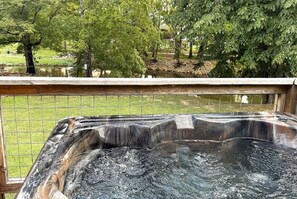 Outdoor spa tub - Hanky Panky: Pet Friendly, Creek, Close to Downtown Pigeon Forge (Pigeon Forge)