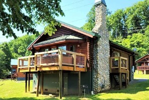 Exterior - Skinny Dippin: Free Tickets, Pet Friendly, Creek (Pigeon Forge)