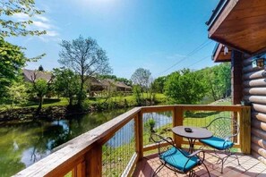 Property grounds - Skinny Dippin: Free Tickets, Pet Friendly, Creek (Pigeon Forge)