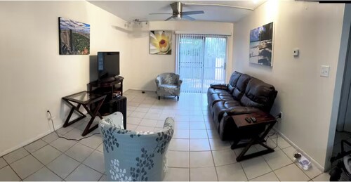 Comfortable 2-bedroom apartment, 1.5 blocks from UF Hospital