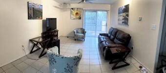 Comfortable 2-bedroom apartment, 1.5 blocks from UF Hospital