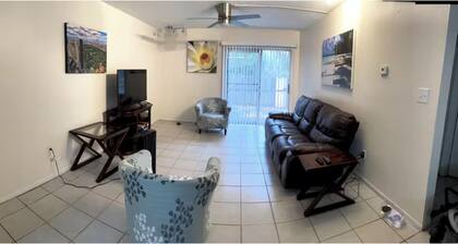 Comfortable 2-bedroom apartment, 1.5 blocks from UF Hospital