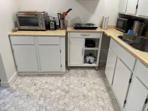 Private kitchen - 2 Bed Garden Suite, near UBC, 15 mins from Downtown (Vancouver)