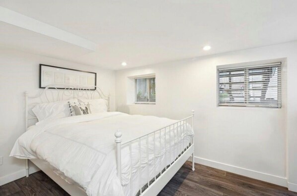 Room - 2 Bed Garden Suite, near UBC, 15 mins from Downtown (Vancouver)