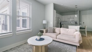 Departamento (1 Bedroom) | Área de sala de estar | Smart TV de 50 pulgadas con canales digitales 