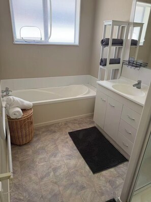 Bathroom - Cozy private small house (Palmerston North)