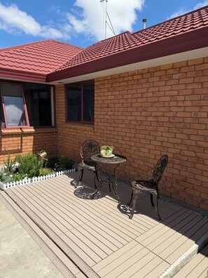Outdoor dining - Cozy private small house (Palmerston North)