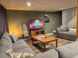 Smart TV, fireplace - Family Friendly•Spacious•Cozy Cabin• Winter Getaway (Hamlin)