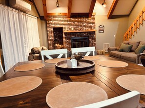 Living area - Family Friendly•Spacious•Cozy Cabin• Winter Getaway (Hamlin)