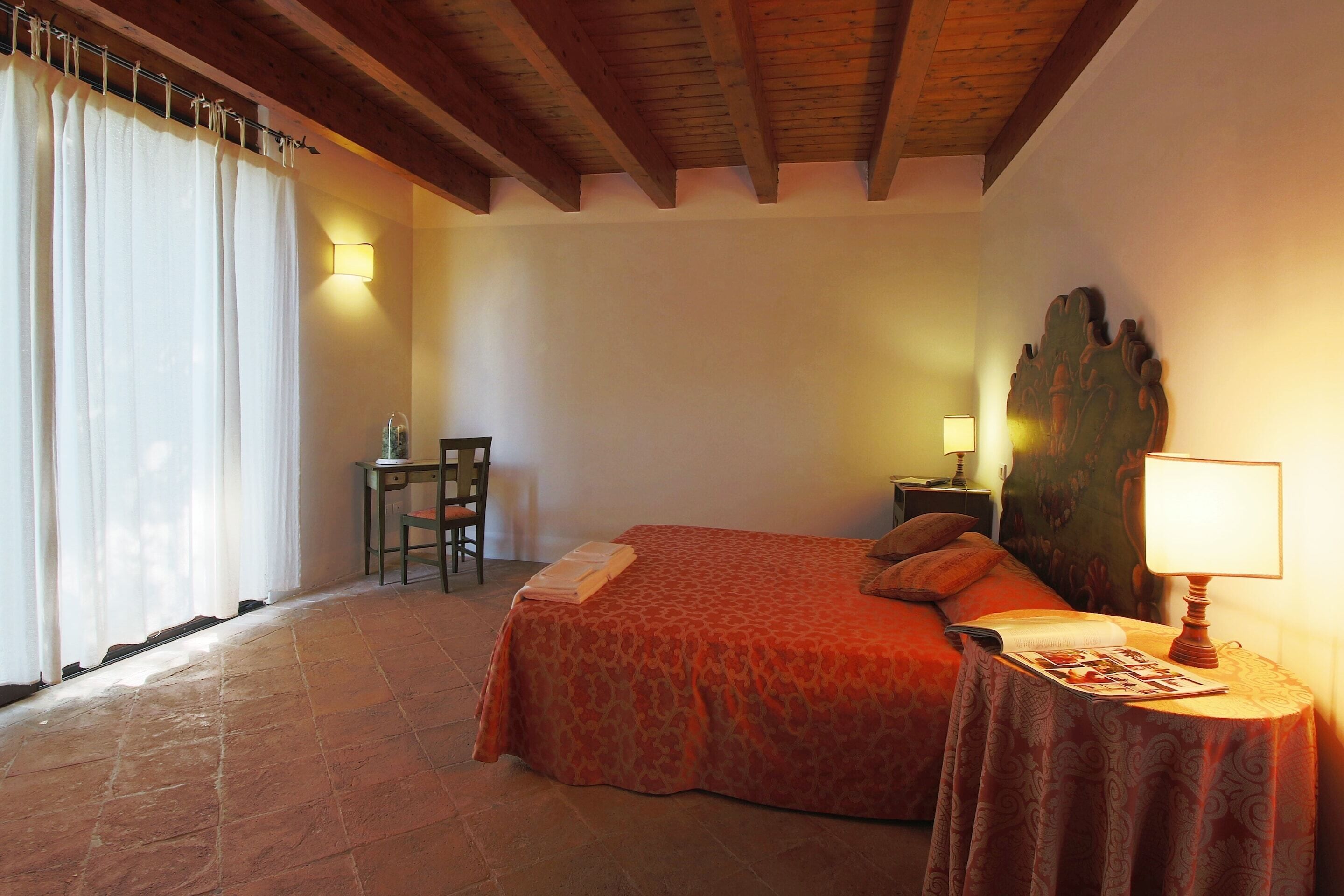 2 camere, con arredamento individuale, lenzuola