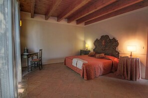 A bedroom with a bed, a desk, and a chair. - Holiday Home With Pool Near Assisi (Assisi)