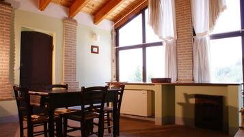 Appartamento Classic, 2 camere da letto | Soggiorno | Caminetto