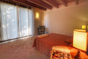 3 camere, con arredamento individuale, lenzuola