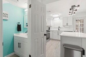 Private kitchen - Very clean modern style all new remodel with pools and lots of amenities! PCB (Panama City Beach)