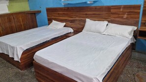 Triple Room | Rollaway beds, free WiFi, bed sheets - Hanumant Kripa Paying Guest House (Faizabad)