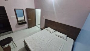 Deluxe Room | Rollaway beds, free WiFi, bed sheets - Hanumant Kripa Paying Guest House (Faizabad)