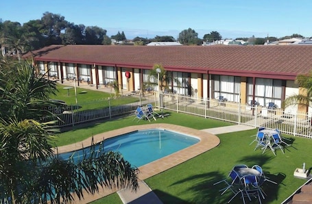 Una piscina al aire libre de temporada. Kingston Ocean View Motel