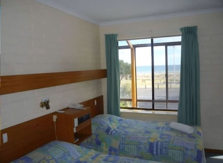 Habitación Deluxe con 1 cama doble o 2 individuales, balcón, vistas al mar | Escritorio y wifi gratis. Kingston Ocean View Motel