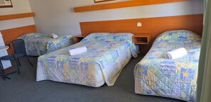 Chambre Quadruple Familiale, vue piscine