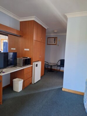 Deluxe Double Room, Courtyard View | Interior