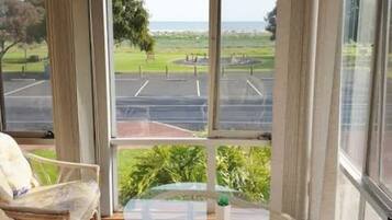 Camera Deluxe con letto matrimoniale o 2 letti singoli, balcone, vista mare | Interni