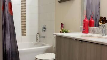 Apartment, 2 Schlafzimmer, Balkon, Stadtblick | Badezimmer