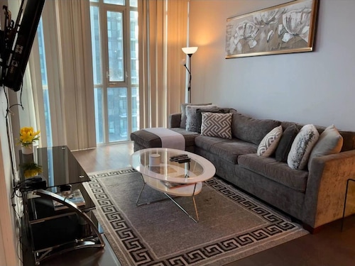 Spacious-cozy 2bed Condo in Square Ones Misissauga