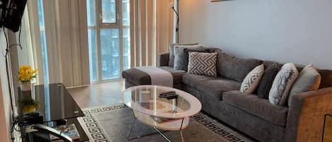 Condo, 2 habitaciones, balcón, vista a la ciudad | Sala de estar
