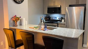 Condo, 2 Bedrooms, Balcony, City View | Interior
