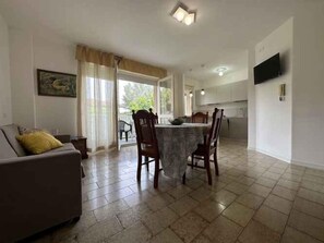 TV - Holiday apartment with air conditioning and balcony (Lignano Sabbiadoro)