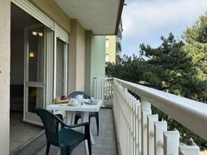 Outdoor dining - Holiday apartment with air conditioning and balcony (Lignano Sabbiadoro)