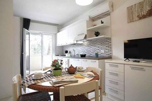 Fridge, microwave, stovetop, dishwasher - Holiday apartment with air conditioning and balcony (Lignano Sabbiadoro)
