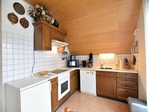 Fridge, microwave, oven, stovetop - Cozy holiday apartment with balcony (Kühlungsborn)