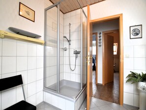 Shower, hair dryer - Cozy holiday apartment with balcony (Kühlungsborn)